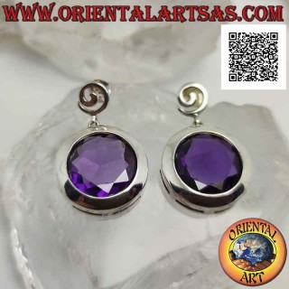 Boucles d'oreilles à lobes en argent avec grosse améthyste synthétique à facettes rondes avec fil à bord lisse