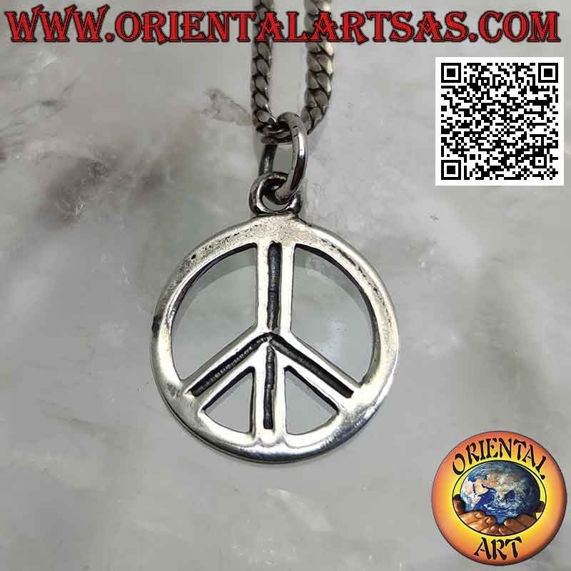 Silver pendant in the shape of a peace symbol engraved centrally (Ø 15 mm.)