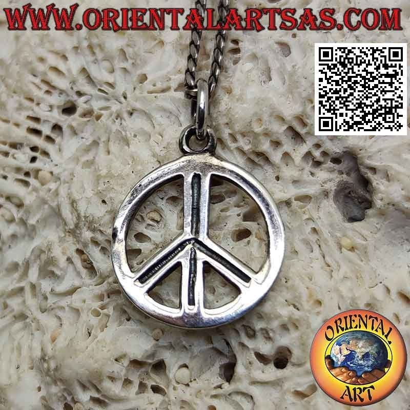 Silver pendant in the shape of a peace symbol engraved centrally (Ø 15 mm.)