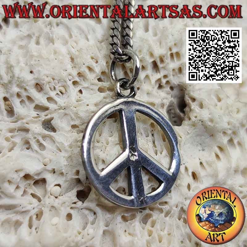 Silver pendant in the shape of a peace symbol engraved centrally (Ø 15 mm.)