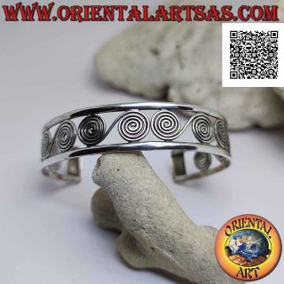Starres Armband aus perforiertem 925 ‰ Silber, eine Reihe griechischer Spiralen zwischen zwei glatten Linien