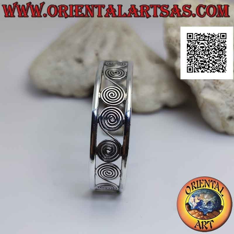 Pulsera rígida en plata 925 ‰ perforada, una serie de espirales griegas entre dos líneas suaves