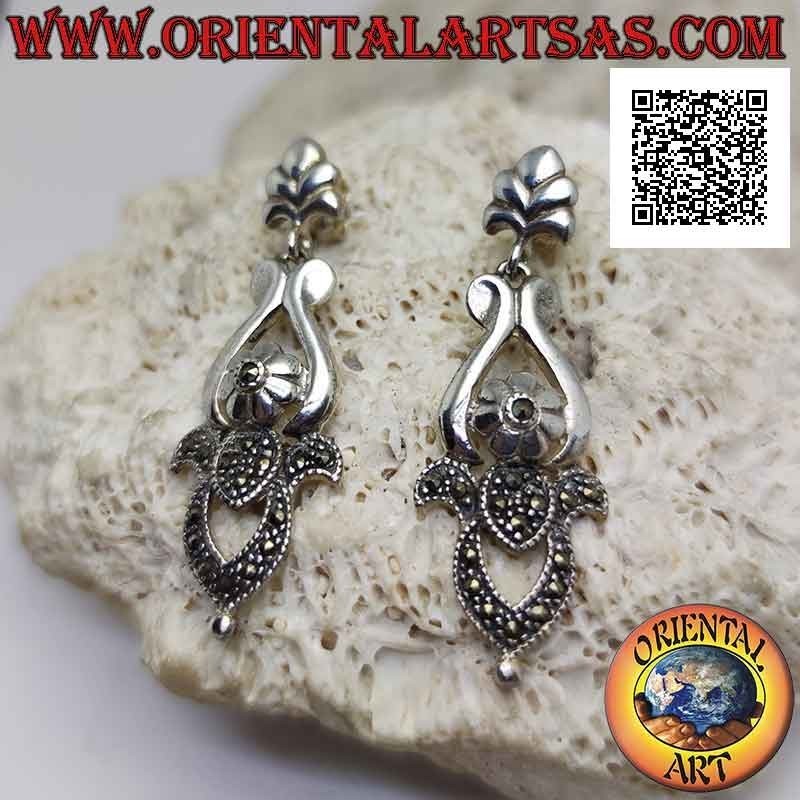 Boucles d'oreilles en argent, plaque baroque ajourée moitié lisse et moitié cloutée de marcassite