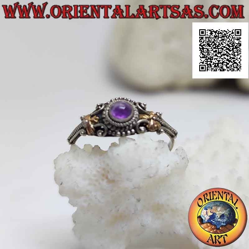 Silberring im ethnischen Stil mit rundem Cabochon-Amethyst und 14 Karat Goldplatten an den Seiten