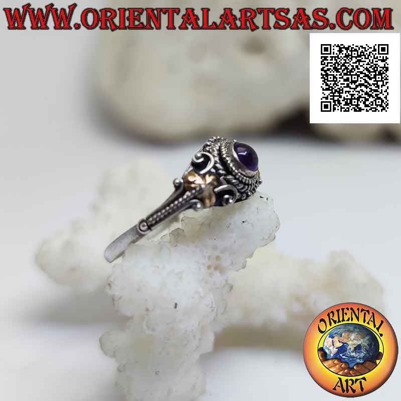Silberring im ethnischen Stil mit rundem Cabochon-Amethyst und 14 Karat Goldplatten an den Seiten