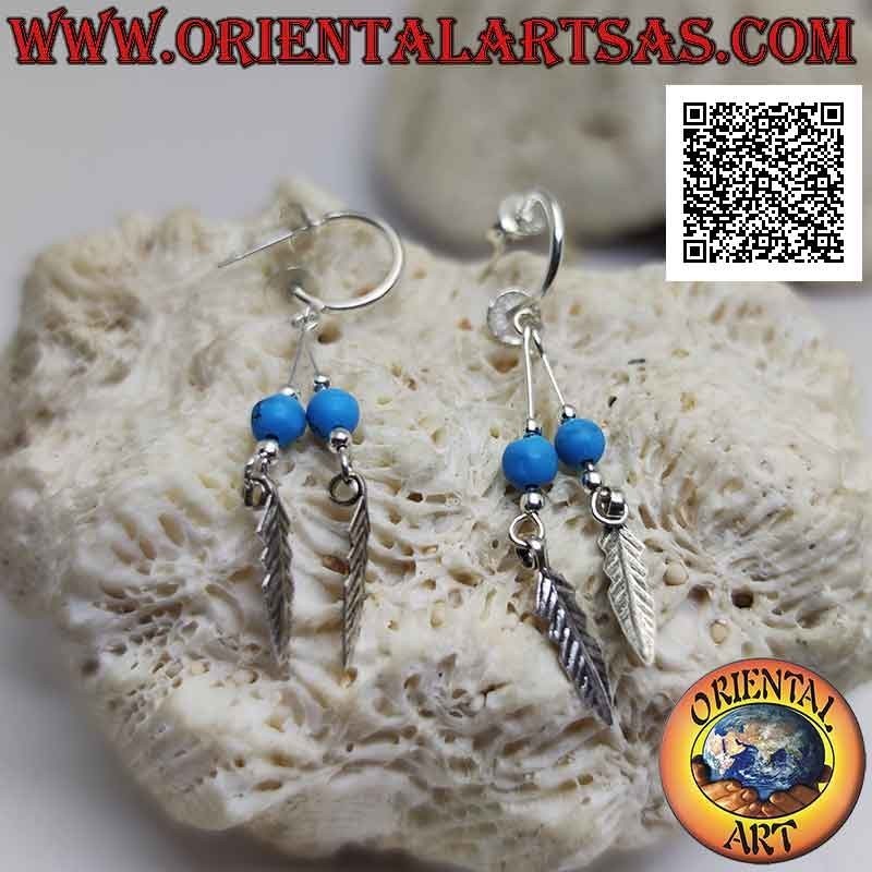 Pendientes de círculo liso de plata sintética (cierre de mariposa) y colgantes de cuentas y plumas de turquesa