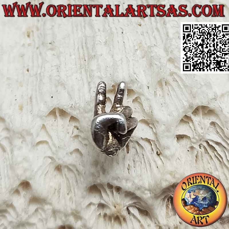 Mini pendiente de plata, el gesto de la mano de la victoria o la paz