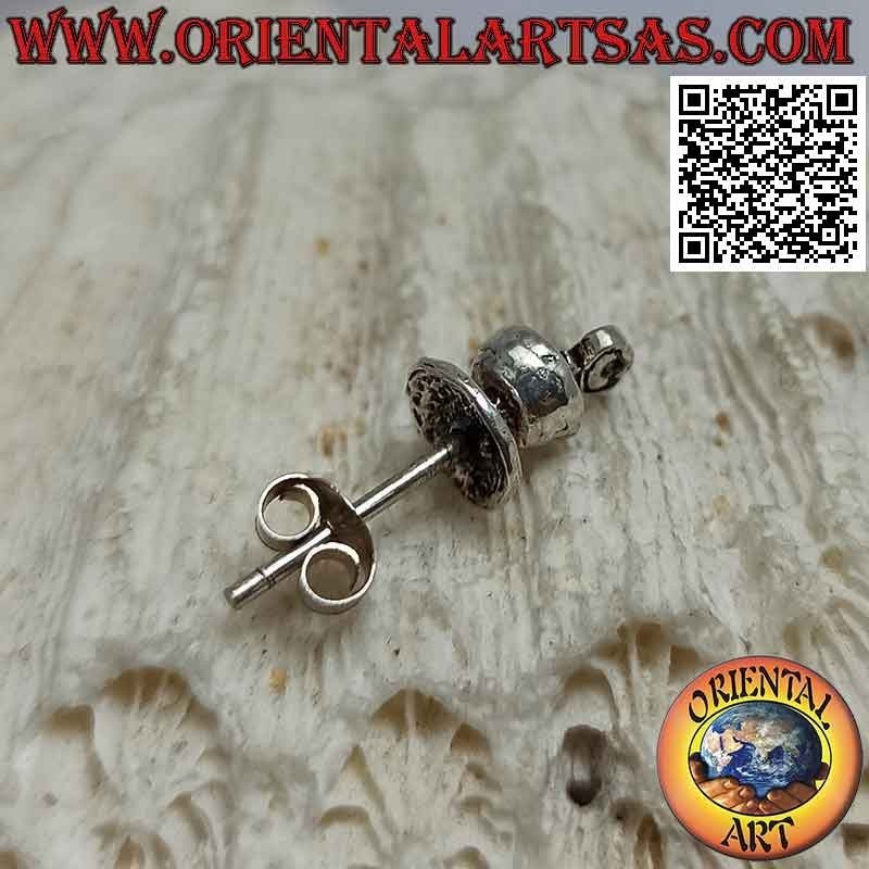 Mini boucle d'oreille en argent, la clé insérée dans le bouton rond classique