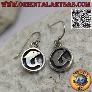 Boucles d'oreilles crochet rond en argent avec dauphin en bas-relief
