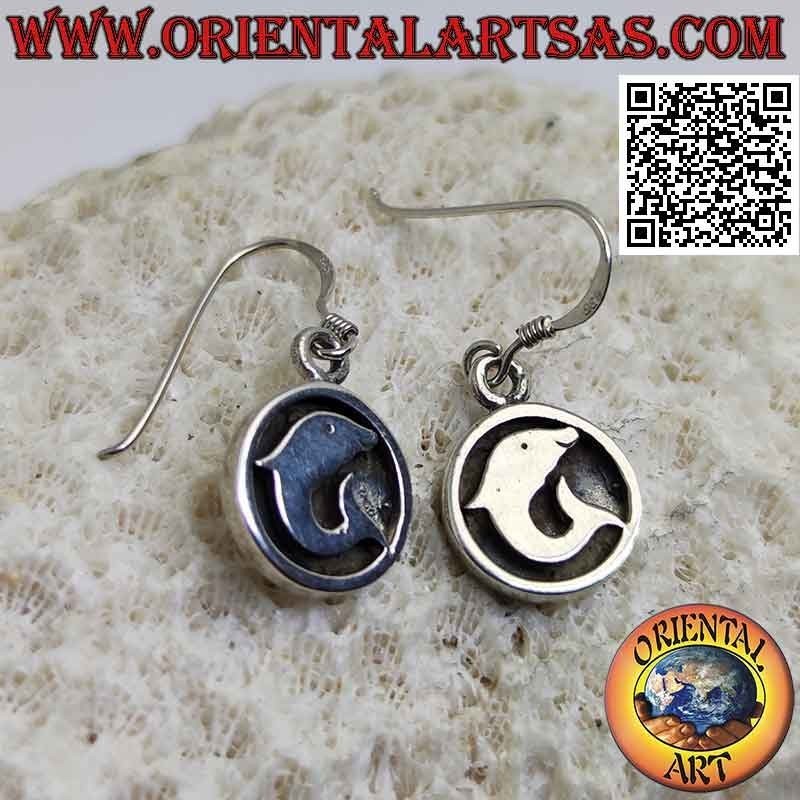 Pendientes de gancho redondos de plata con delfín en bajorrelieve