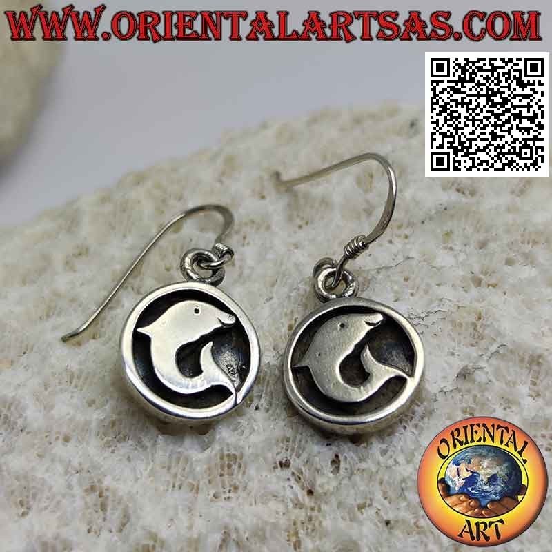 Boucles d'oreilles crochet rond en argent avec dauphin en bas-relief