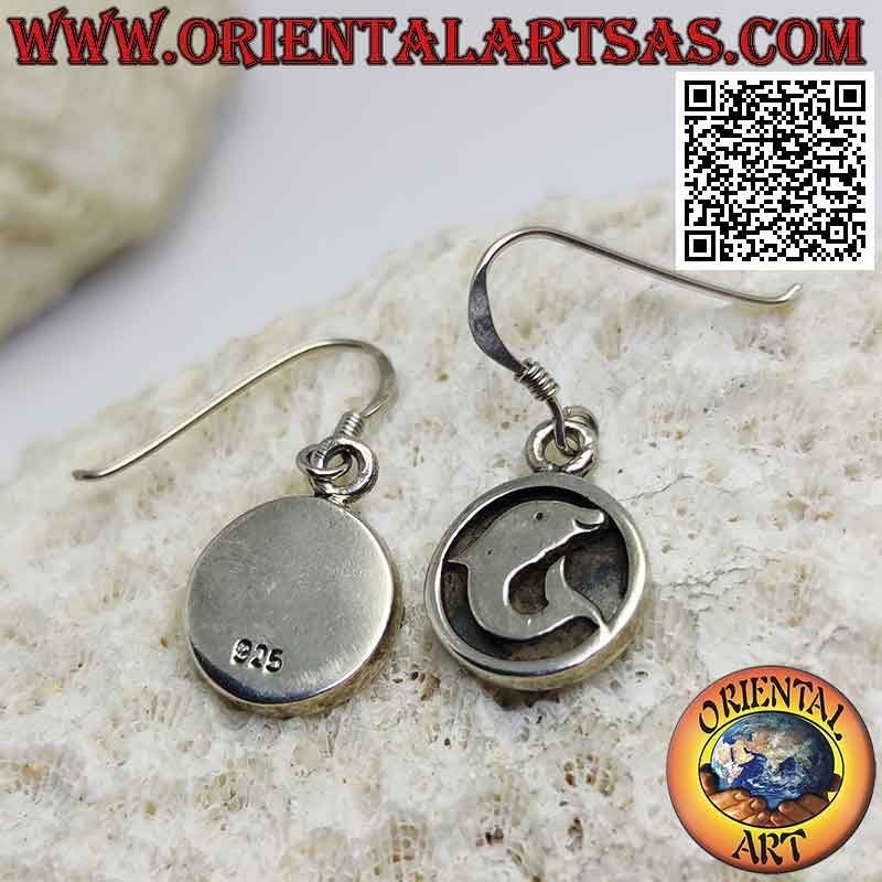 Boucles d'oreilles crochet rond en argent avec dauphin en bas-relief