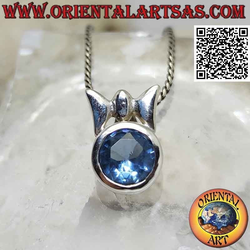 Colgante de plata con topacio azul redondo facetado con triple gancho liso