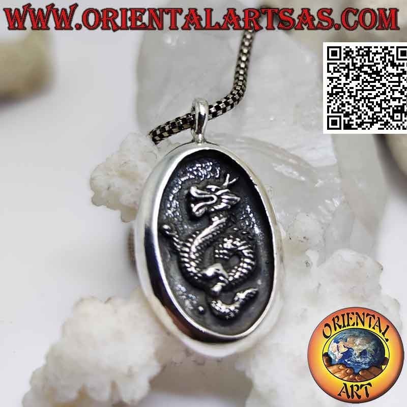Colgante de plata, medalla ovalada con dragón nepalí en bajorrelieve