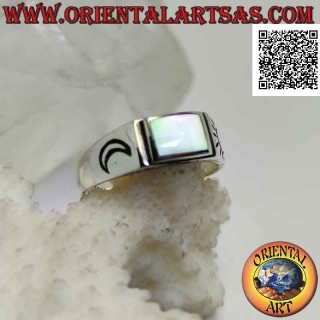 Bague en argent lisse avec nacre rectangulaire et soleil et lune gravés sur les côtés