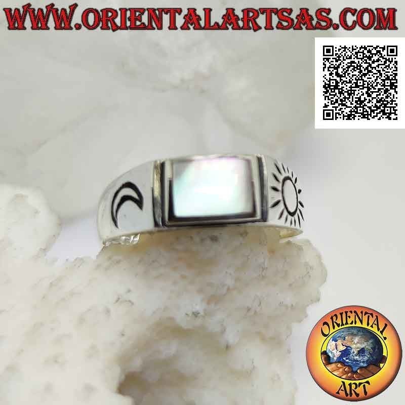 Anillo de plata lisa con nácar rectangular y sol y luna grabados en los laterales
