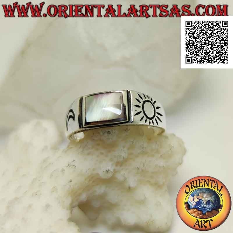 Bague en argent lisse avec nacre rectangulaire et soleil et lune gravés sur les côtés