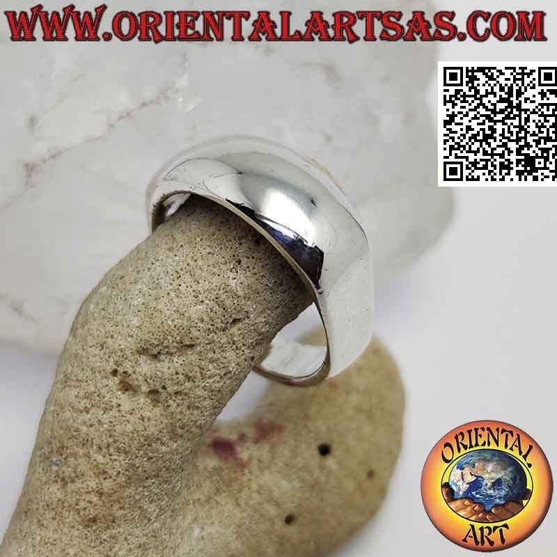 Anello in argento liscio squadrato, piatto sui lati e bombato avanti