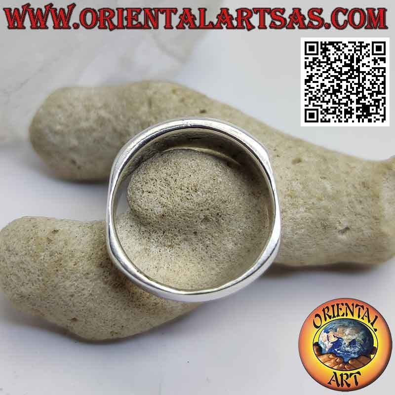 Anello in argento liscio squadrato, piatto sui lati e bombato avanti
