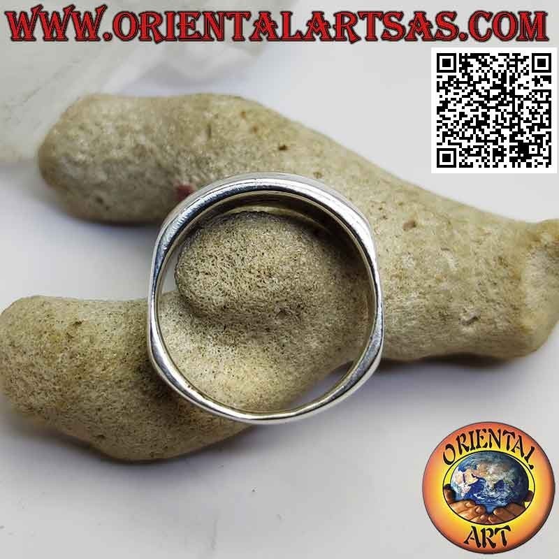 Anello in argento liscio squadrato, piatto sui lati e bombato avanti