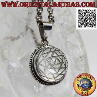 Ciondolo in argento con Sri Yantra inciso su cristallo di rocca tondo cabochon e fascia liscia e doppio intreccio
