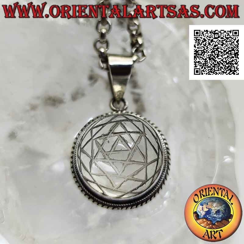 Pendentif en argent avec Sri Yantra gravé sur cristal de roche cabochon rond et bande lisse et double tissage