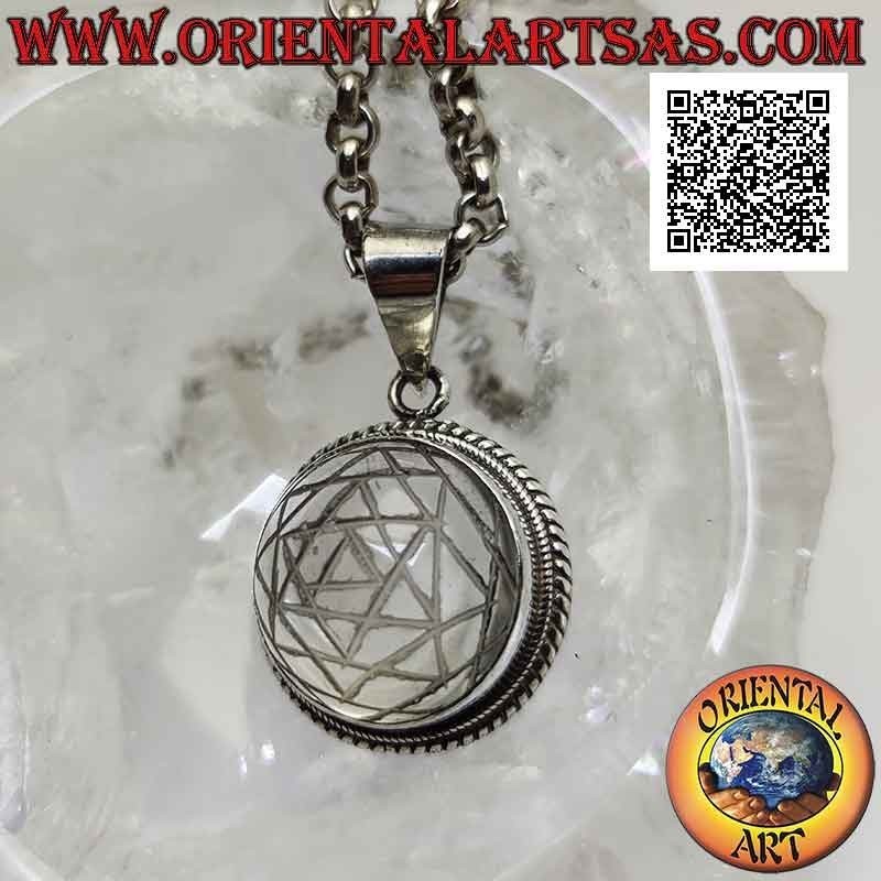 Pendentif en argent avec Sri Yantra gravé sur cristal de roche cabochon rond et bande lisse et double tissage