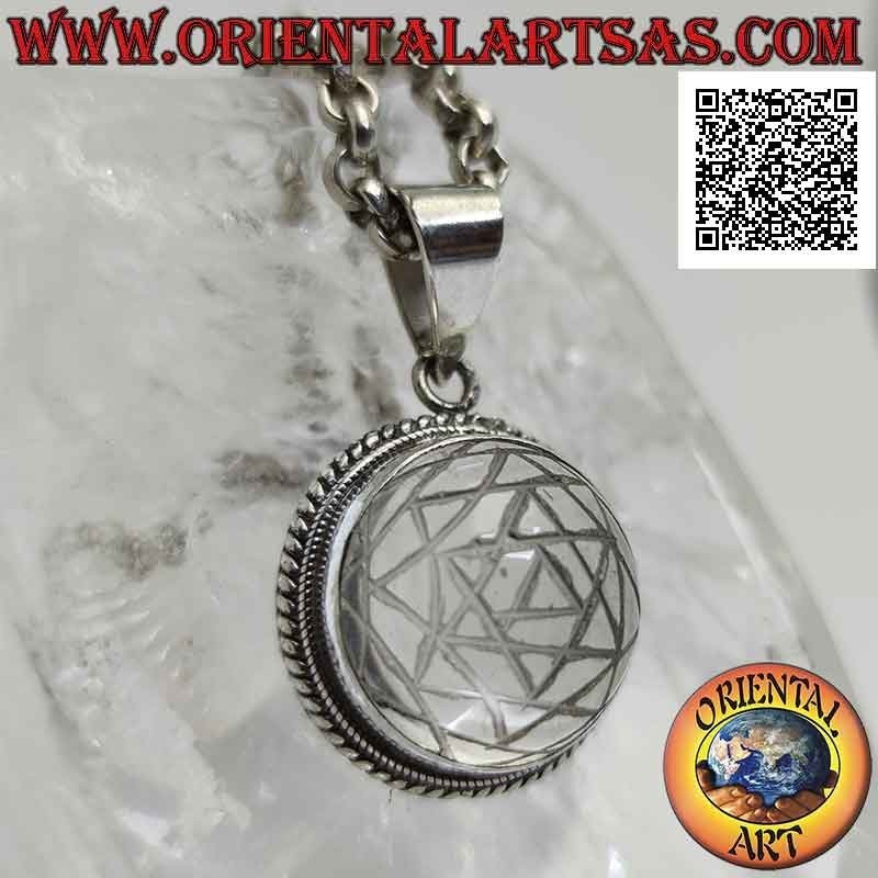 Pendentif en argent avec Sri Yantra gravé sur cristal de roche cabochon rond et bande lisse et double tissage