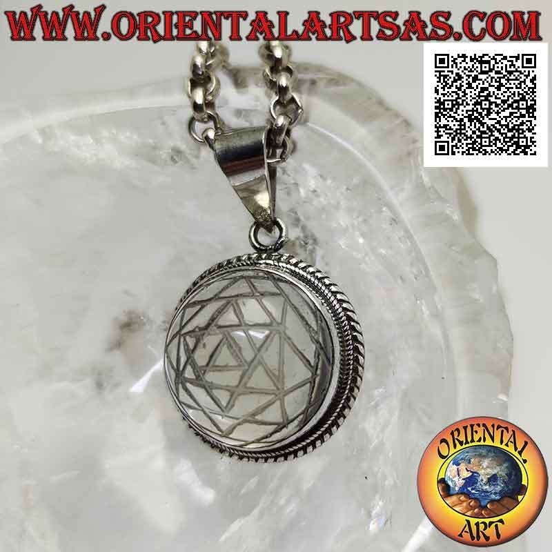 Ciondolo in argento con Sri Yantra inciso su cristallo di rocca tondo cabochon e fascia liscia e doppio intreccio