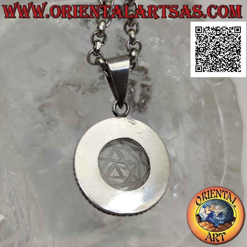 Silberner Anhänger mit Sri Yantra graviert auf rundem Cabochon Bergkristall und glattem Band und Doppelbindung