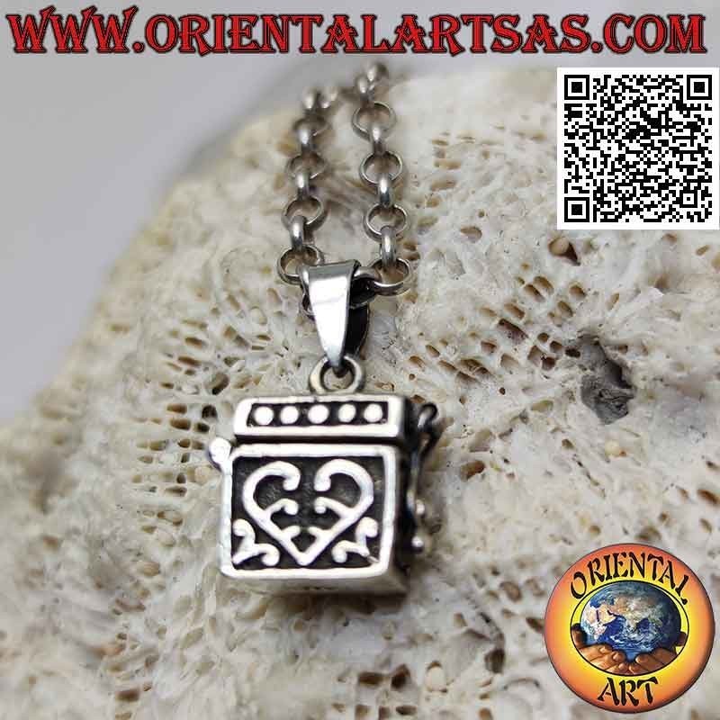 Pendentif boîte en argent en forme de sac à main avec décorations gravées