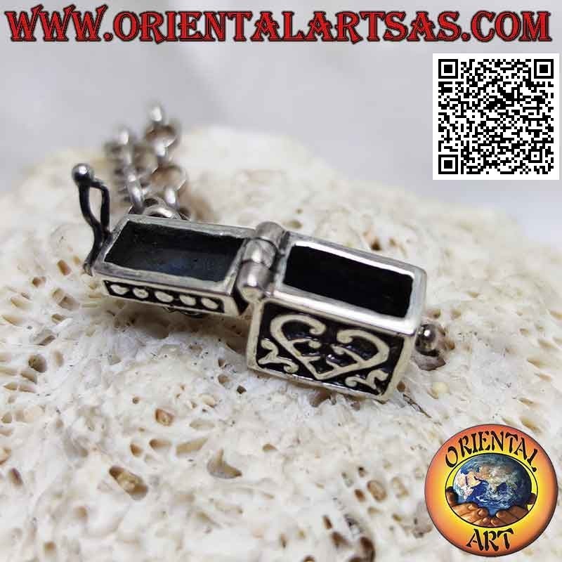 Colgante de caja de plata en forma de bolso con adornos grabados