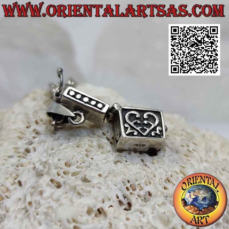 Colgante de caja de plata en forma de bolso con adornos grabados