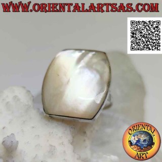 Anillo de plata con nácar rectangular redondeado en dos caras con borde liso (ajustable)