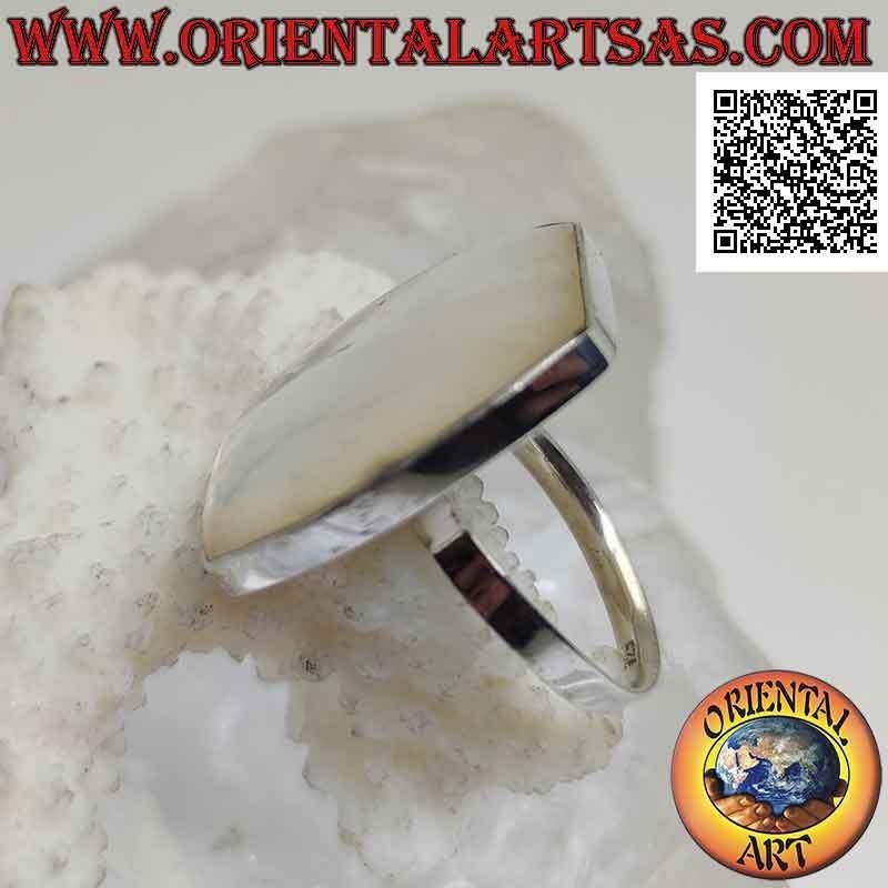 Anillo de plata con nácar rectangular redondeado en dos caras con borde liso (ajustable)