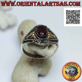 Silberring im ethnischen Stil mit ovalem Cabochon-Granat und 14 Karat Goldplatten an den Seiten