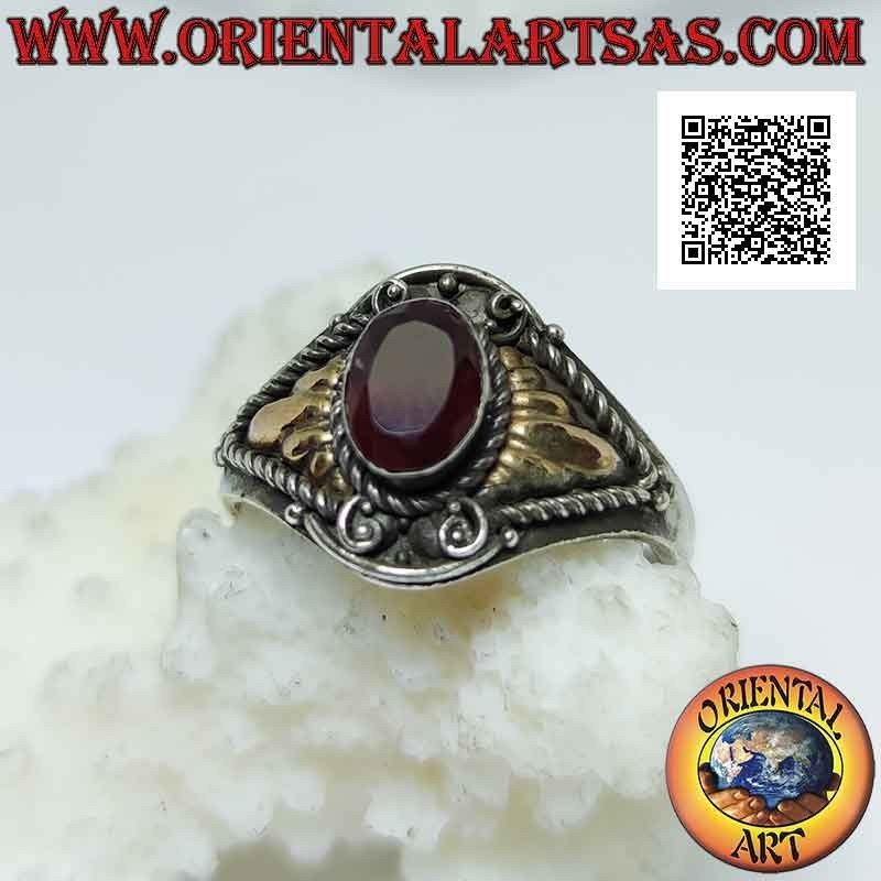 Bague en argent de style ethnique avec grenat cabochon ovale et plaques d'or 14 carats sur les côtés
