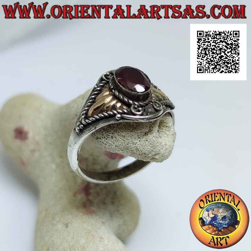 Anillo de plata de estilo étnico con granate cabujón ovalado y placas de oro de 14 kilates en los laterales