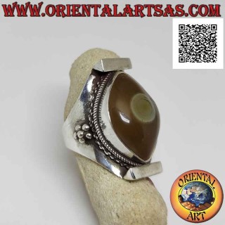 Anillo de plata con ágata ojo de Shiva ovalada de dos tonos en engaste nepalí (amarillo - blanco)