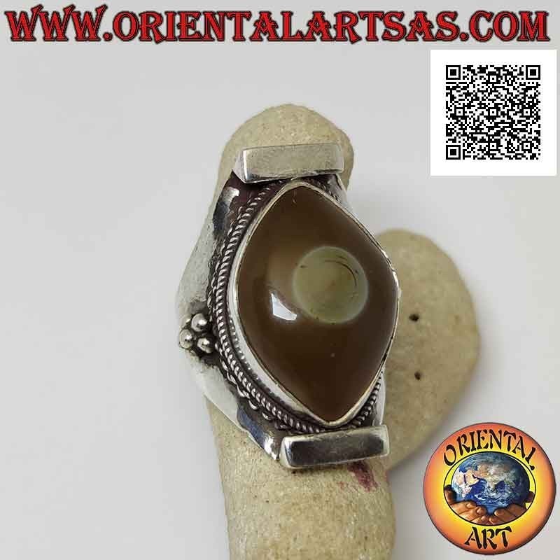 Anello in argento con agata occhio di Shiva ovale bicolore su montatura nepalese (giallo - bianco)