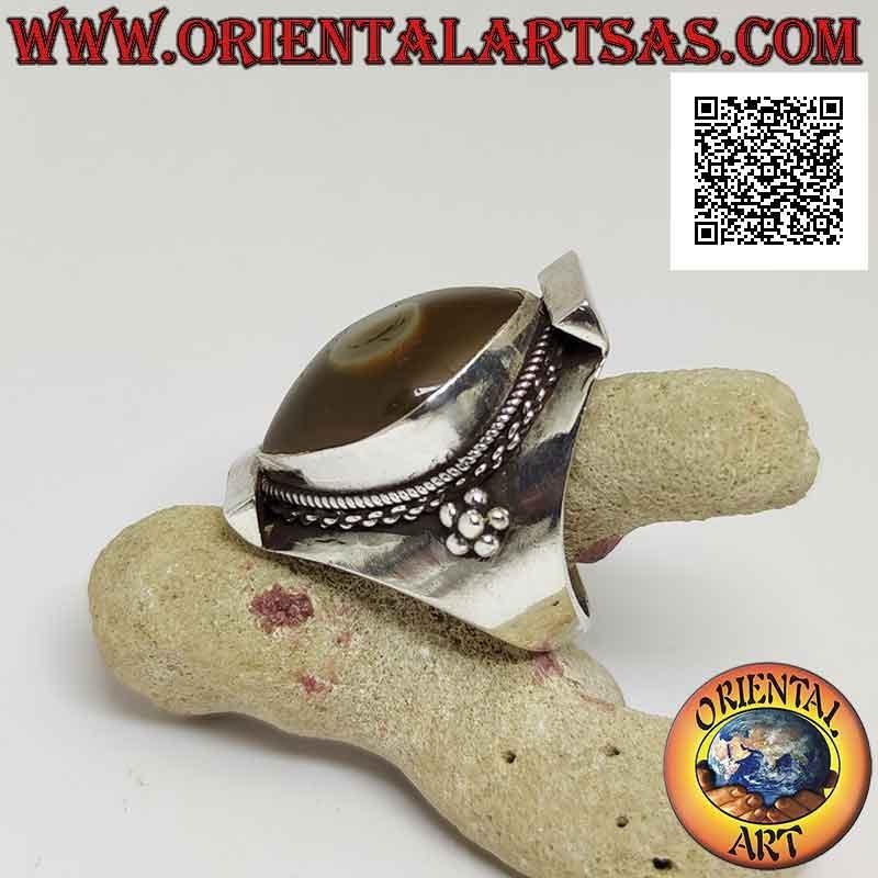 Anillo de plata con ágata ojo de Shiva ovalada de dos tonos en engaste nepalí (amarillo - blanco)