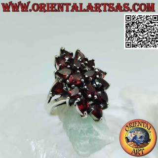 Anello in argento, rombo di granati a goccia sfaccettati e incastonati