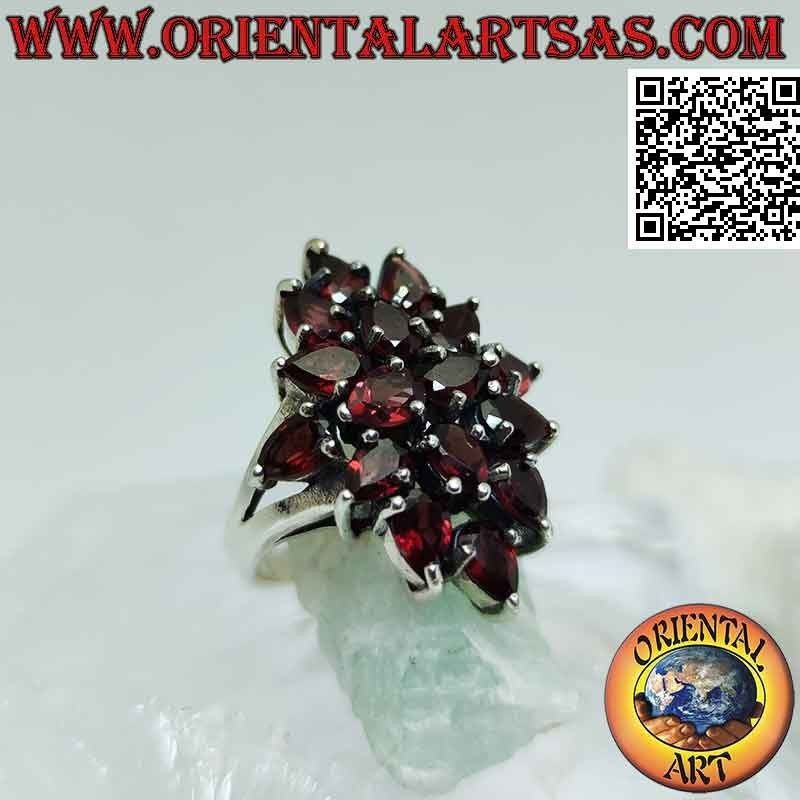 Anillo de plata, rombo de granates en forma de lágrima facetados y engastados