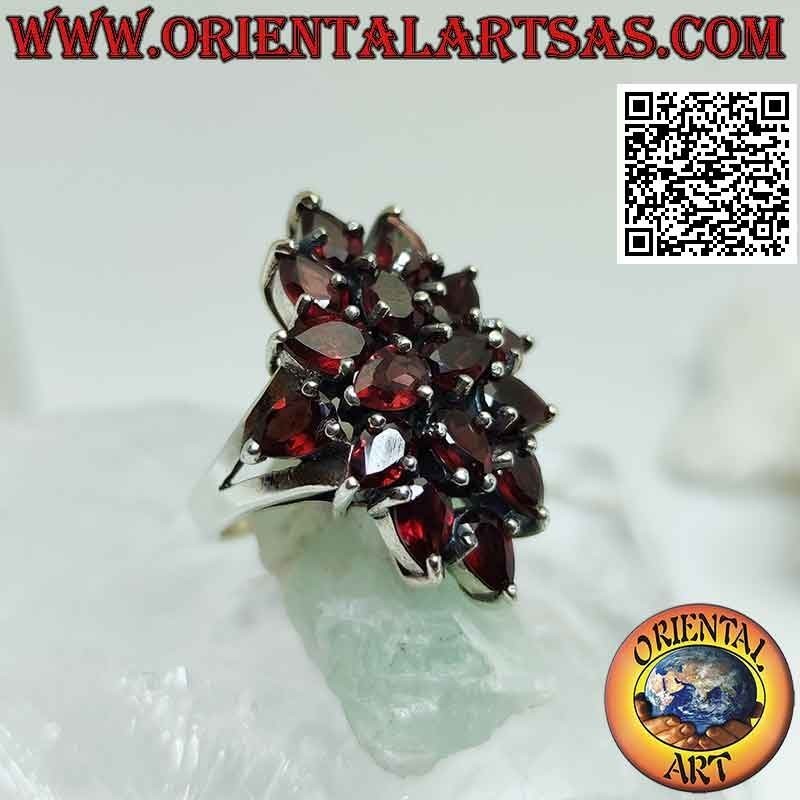 Anillo de plata, rombo de granates en forma de lágrima facetados y engastados