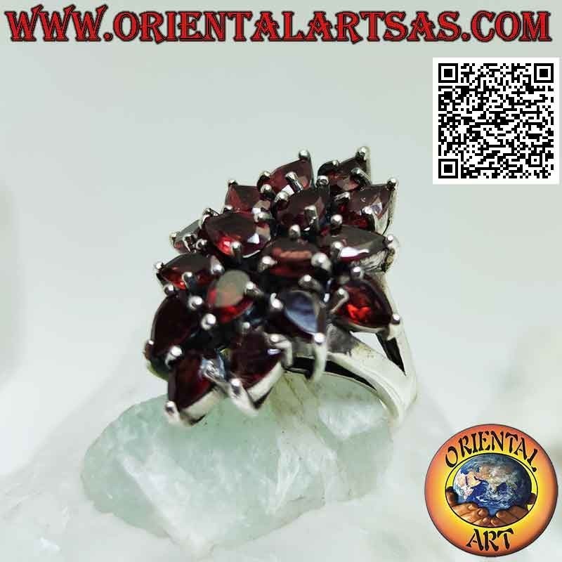 Anillo de plata, rombo de granates en forma de lágrima facetados y engastados