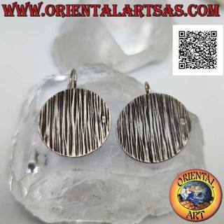 Pendientes de palanca de plata con placa redonda con grabados verticales aleatorios