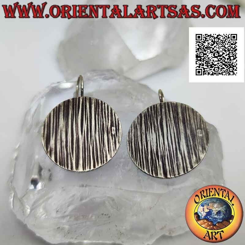 Boucles d'oreilles à levier en argent avec plaque ronde avec gravures verticales aléatoires