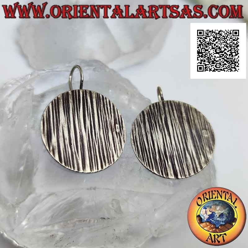 Pendientes de palanca de plata con placa redonda con grabados verticales aleatorios