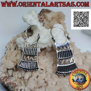 Pendientes de mano de plata con placa geométrica rectangular y triangular