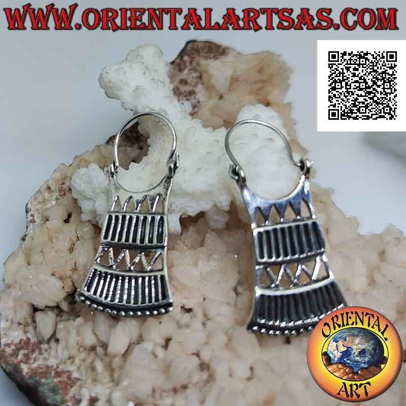 Pendientes de mano de plata con placa geométrica rectangular y triangular